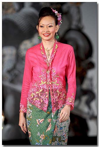 Jawa timur memiliki beberapa jenis pakaian adat dengan ciri khas tersendiri dibanding daerah 1. Budaya Melayu: Kebaya