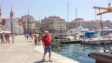 Gęstość zaludnienia wynosiła 3555 osób/km². Marsylia, Lazurowe Wybrzeże - polski przewodnik