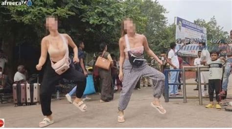 인도여행 섹시댄스女 포크로 관자놀이 찔려 생방송 경악 참사