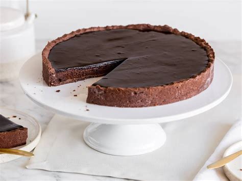 Mit diesem rezept gelingt der marmorierte boden und die perfekte schokoglasur. Original französisch: Tarte au chocolat | Rezept ...