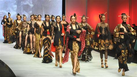 anne avantie angkat tragedi klewer di indonesia fashion week fashion and beauty