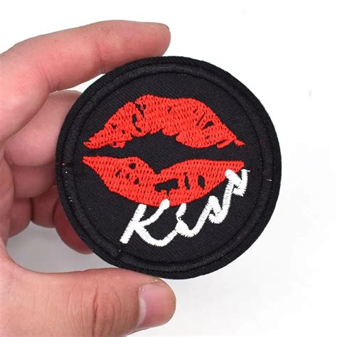 2pcs nice kiss badges patches for clothing iron embroidered patch applique iron sew on patches