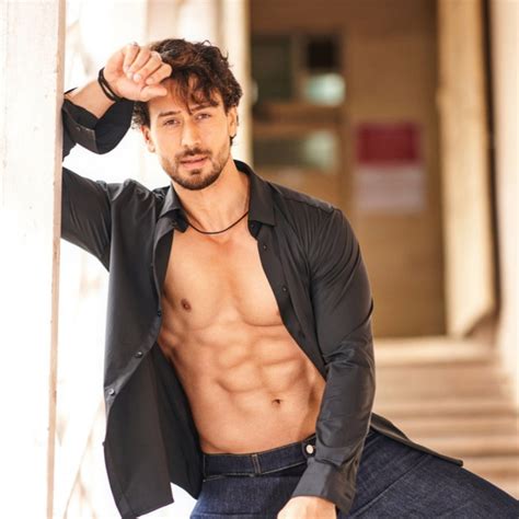 Tiger Shroff Raises Temperature As He Flaunts His Well Chiselled Abs In