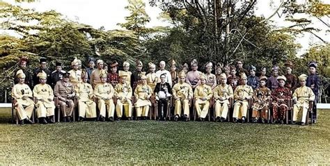 Cadangan suruhanjaya reid diterbit pada feb parlimen british menerima cadangan ini pada mei 1957. Hargai jasa pembesar adat - Utusan Digital