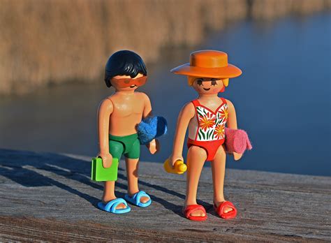무료 이미지 물 사람들 놀이 호수 소년 여름 휴가 남성 봄 빨간 색깔 휴일 두 어린이 푸른 여가