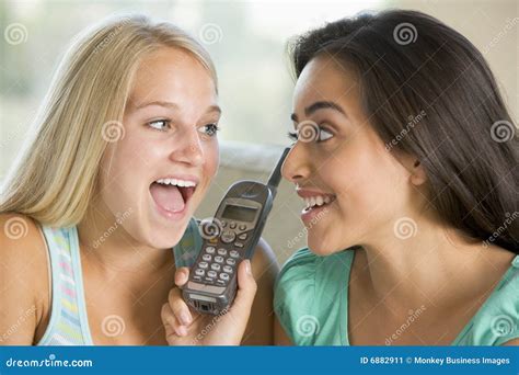 девушки говоря подростковый телефон Стоковое Изображение изображение насчитывающей счастливо