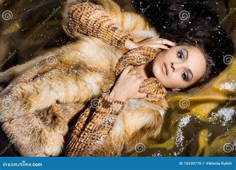 Frau in einem Pelzmantel stockfoto Bild von mädchen