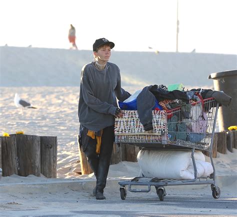 Baywatch Star Jeremy Jacksons Homeless Ex Wife Loni Willison Pulls Cart Full Of Her Belongings