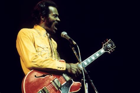 Chuck Berry Guarda Le Foto Pi Belle Del Padre Del Rock N Roll Foto