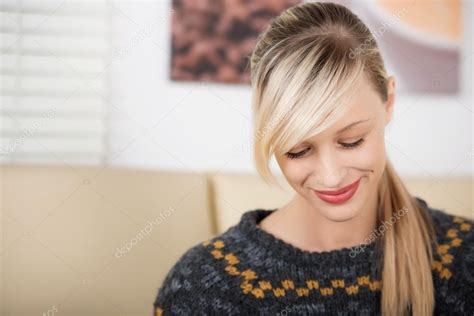 Lächelnd Und Schüchtern Schöne Blonde Frau Porträt Stockfotografie