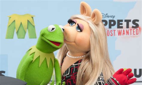 Kermit The Frog And Miss Piggy Announce Split Just One Month Before