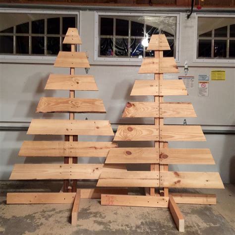How To Make Two Christmas Trees From One Wooden Pallet Artesanato Em