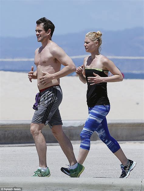 Homelands Claire Danes Runs With Husband Hugh Dancy Along Santa Monica