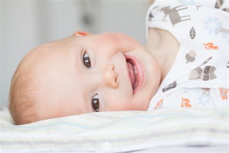 Zahnen ist kein meilenstein, den ihr baby auf einmal erreicht. 48 HQ Images Wann Zahnen Baby : Baby Teething Tooth Fairy ...