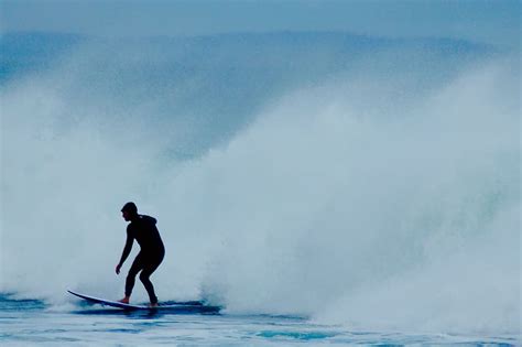 Silueta Persona Que Practica Surf Durante El Día Surfista Surf Ola