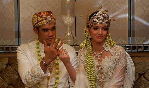 Live Your Life: FINALLY, NIA RAMADHANI MARRIED ARDY BAKRIE
