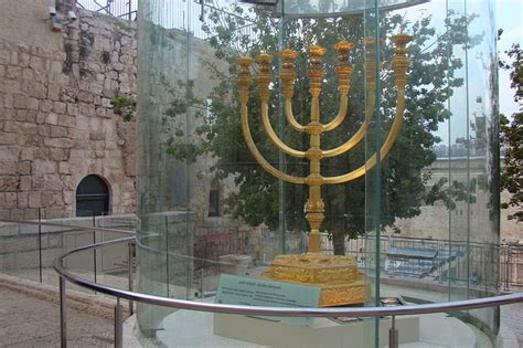 שער הרחמים הוא המפורסם מבין השערים האטומים ולכן נהוג לומר שבחומת ירושלים שמונה שערים. פיקיוויקי - מאגר תמונות שיתופי לשימוש חופשי - המנורה ברובע ...