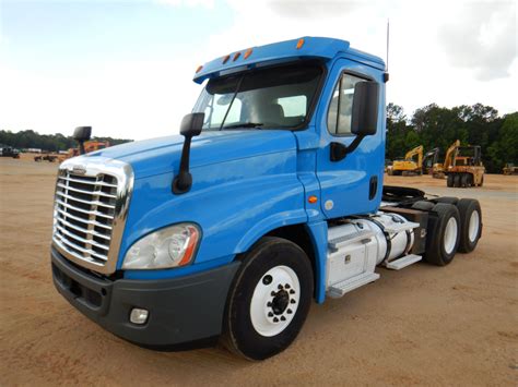2013 Freightliner Columbia Day Cab Truck