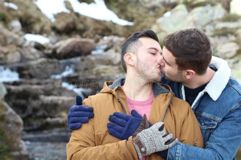Pares Gay Alrededor A Besarse Imagen De Archivo Imagen De Individuo Felicidad