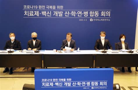 65세부터 74세 사이 일반인에 대한 아스트라제네카 백신 1차 접종이 27일 시작됐다. 코로나19 치료제·백신 개발 속도 낸다…내달 초 정부 주도 효능 ...