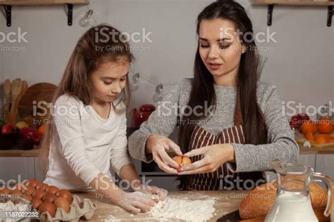 Moeder En Haar Dochter Zijn Het Bakken Van Een Brood En Plezier In De