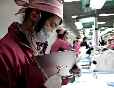Nightline anchor bill weir was granted unprecedented access to foxconn, one of the chinese companies apple uses to manufacture their products. Inside Apple's Factories in China Photos - ABC News