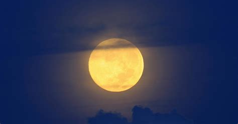 Summers Biggest Brightest Supermoon Lights Up The Night