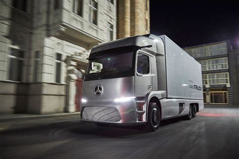 Nutzfahrzeuge von übermorgen Daimler präsentiert futuristisches Trio