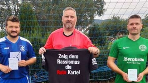 Schiedsrichter Dennis Eckhardt Zeigt Rassismus Die Rote Karte