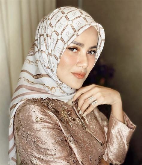 8 Style Hijab Ala Olla Ramlan Bikin Awet Muda