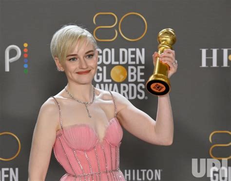 Photo Julia Garner Wins Best Supporting Actress Award At The Golden