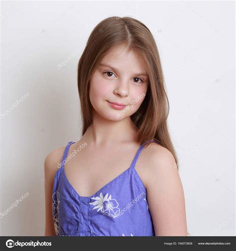 Leuke Tiener Meisje ⬇ Stockfoto Rechtenvrije Foto Door © Mari1photo