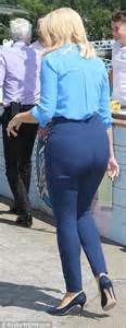 This Mornings Holly Willoughby Shows Off Her Derriere In Trousers