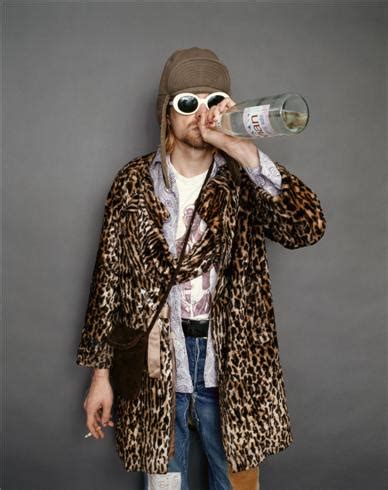 Celebrating the legacy and art of kurt cobain. SHAMPALOVE: Why did Kurt Cobain wear Female dressed ALL THE TIME