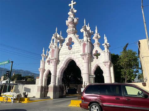 Visitan A Sus Seres Queridos En El Panteón Dolores En Monterrey
