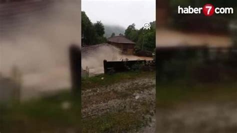 Sel nedeniyle tek katlı ev yıkıldı Video 7
