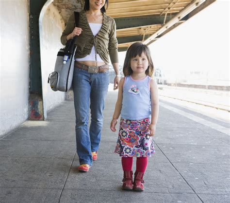 무료 Mother And Daughter On Train Platform 스톡 사진 Freeimages