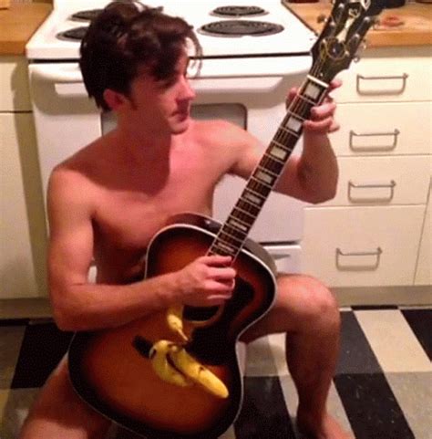 Zac Naked Ass Drake Bell Naked On Vine It Was Soon Deleted Well