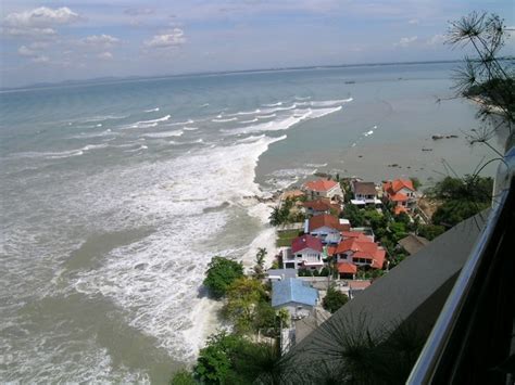 The huge waves that hit miami beach in batu ferringhi, on boxing day in 2004 also smashed into suppiah's. Tsunami Wave Malaysia Penang 2nd Wave rolling towards ...