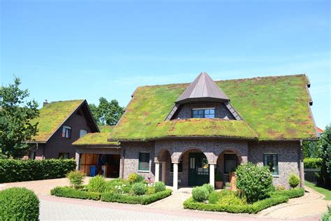 Most professionals suggest that porch roofs have a minimum 3/12 pitch, meaning the roof rises 3″ for every 1 foot of length. Einfamilienhaus: 45° Dachneigung Family Home: 45° roof pitch FBB Gründach des Jahres 2009 FBB ...