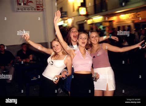 Britische Mädchen Nacht In San Antonio Ibiza Spanien Stockfotografie