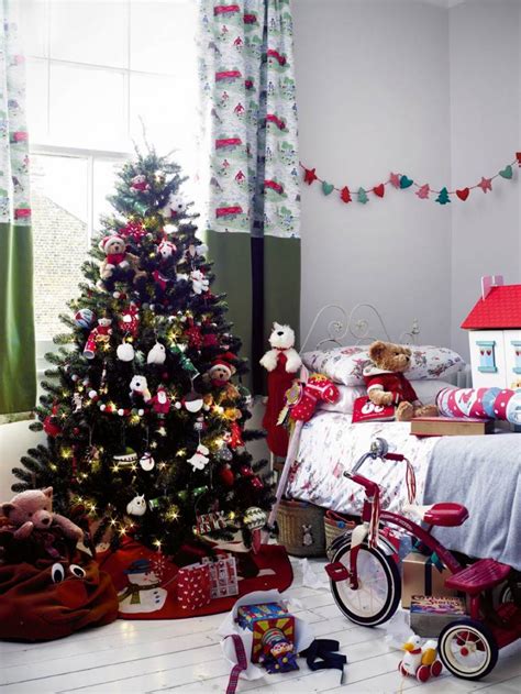 When it comes to kids bedroom ideas for small rooms, cubbies with bins or baskets can be an effective way to add storage space without making the room look cluttered. Decorate You Children's Room for X-Mas | | Founterior