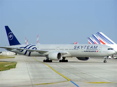 File Air France Boeing Er F Gzne Skyteam Livery Paris Cdg Wikimedia Commons