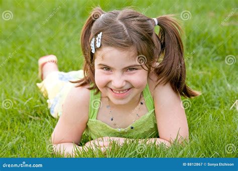 Kleines M Dchen Das Im Gras Lachen Legt Lizenzfreie Stockfotografie Bild