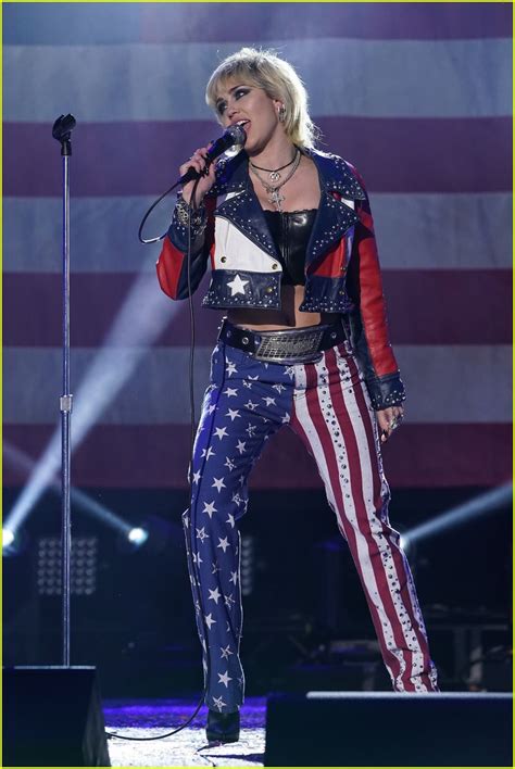 Miley Cyrus Sings Party In The Usa To Kick Off Rockin Eve