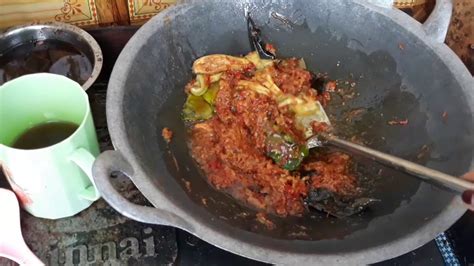 Masakan indonesia adalah salah satu tradisi kuliner yang paling kaya di dunia, dan penuh dengan cita rasa yang kuat. Kikil kasi sapi bumbu merah...JUARA!!!👍 - YouTube
