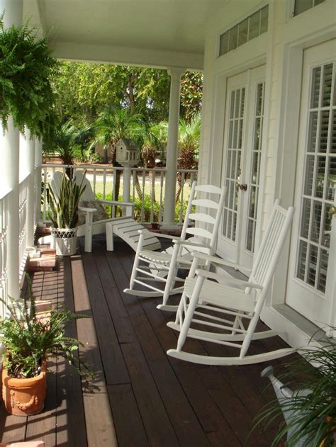 Whether you have a small porch or large outdoor room see this stunning tybee beach house in savannah georgia showcases a cozy screened in porch at the front entryway. Beautiful Fixer Upper Screened Porch Ideas 26 - DECORATHING