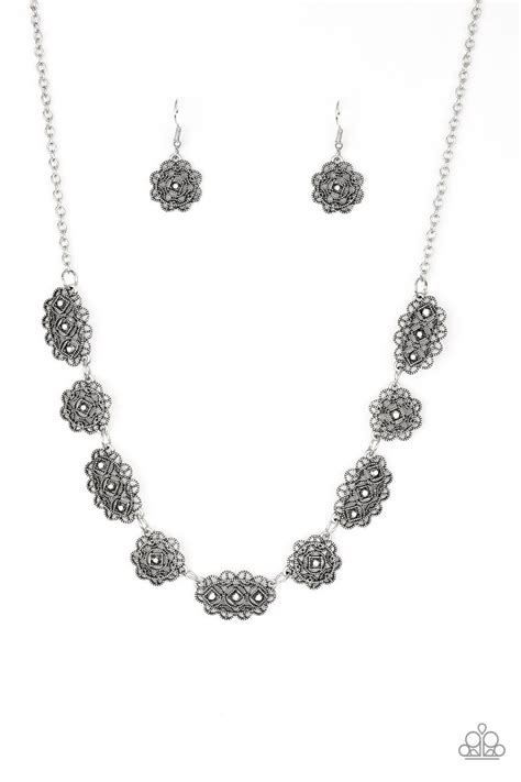 Vintage Vogue Silver Necklace Set In Silver Necklace Set Silver