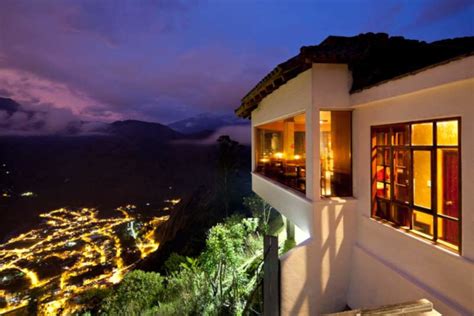 Baños is known as the gateway to the amazon, as it is the last city still located in the mountain region before. Excursión a la Casa del Árbol en Baños de Agua Santa