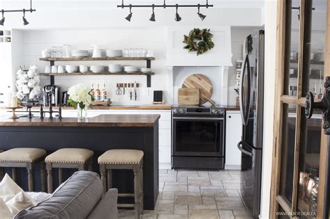 15 Gorgeous White Kitchens With Coloured Islands The